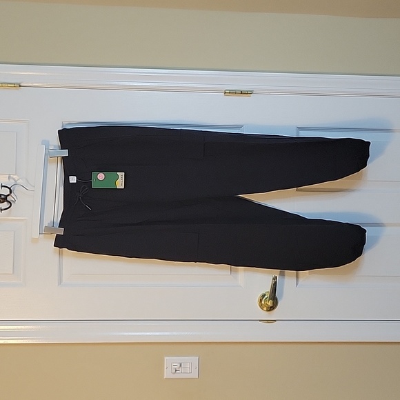 Never worn Halara Black Cargo Pants eith straw string waist - Picture 2 of 7